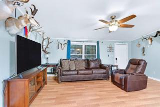 River Bend Retreat - 2 Homes for 12 Next to Lake Dunlap - New Braunfels - 1