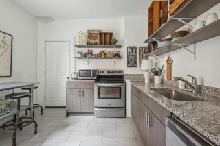Family-Friendly 6-Bedroom Home Near Downtown - Detroit - 4