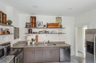 Family-Friendly 6-Bedroom Home Near Downtown - Detroit - 2