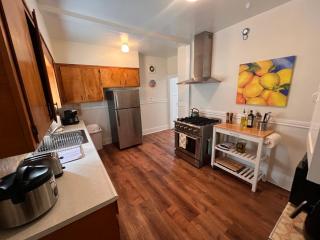 Spacious South Berkeley Apartment with Parking - Berkeley - 1