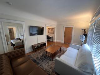Spacious South Berkeley Apartment with Parking - Berkeley - 0