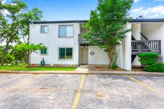 Charming Lakeside Condo - Moments to Lake Fun - Canyon Lake - 4