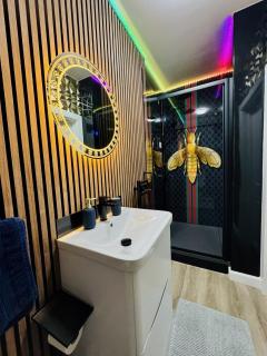 FINN VILLAGE - Loch Lomond Villa - THE JUNGLE ROOM with a PRIVATE HOT TUB - Drymen - 6
