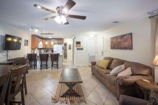Waterwheel Hideaway - Cozy Condo for 6 with Resort-style Amenities - New Braunfels - 2
