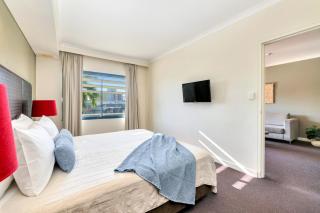 Tropical Escape with Pool, Balcony Plush King Suite - Darwin - 6
