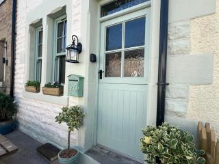 Historic Seaside Cottage - Sleeps 5 & Pets Ok - Morecambe - 0