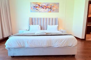 Seaview Grey 1Bedroom 75 inch SmartTV - Manama - 9
