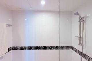 Seaview Grey 1Bedroom 75 inch SmartTV - Manama - 4