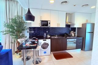 Blue Seaview 75 inch Smart TV 1Br - Manama - 7