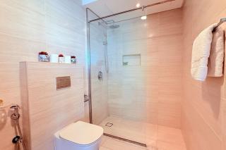 Blue Seaview 75 inch Smart TV 1Br - Manama - 5