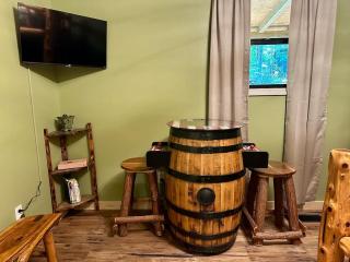 Laurelwood Luxury Cabin Hot Tub - 8