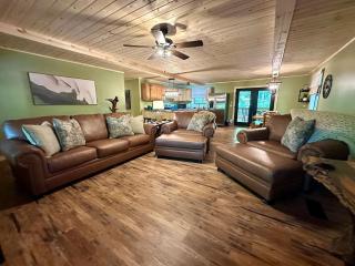Laurelwood Luxury Cabin Hot Tub - 3