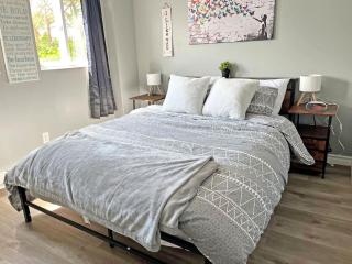 Cozy Retreat with Netflix and Work Desk - 8