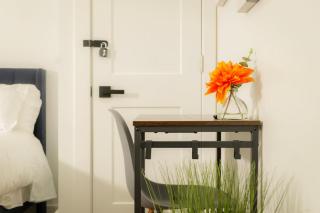 The Minimalist Escape - Modern 1BD in the Heights - 7