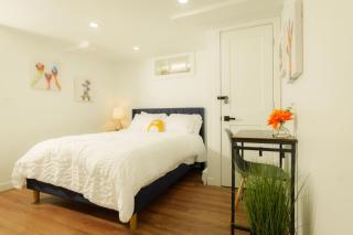 The Minimalist Escape - Modern 1BD in the Heights - 4