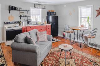 Historic Farmhouse Apartment - 8