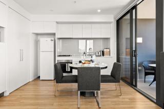 Chic 1BR Getaway Steps from Beach and Surfers Paradise - Gold Coast - 8