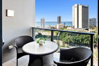 Chic 1BR Getaway Steps from Beach and Surfers Paradise - Gold Coast - 3