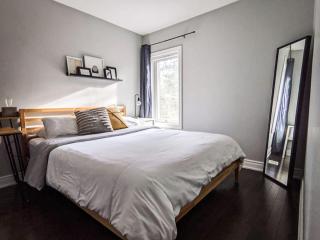 Inviting 2BR Townhouse with 2 WFH Setups and WiFi - 5