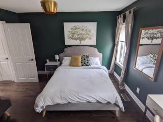 Inviting 2BR Townhouse with 2 WFH Setups and WiFi - 3