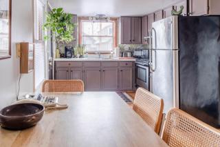 Downtown Lakefront Hideaway - Burlington - 7