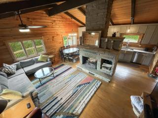Log Cabin w Fireplace EV Station Solar Powered - Great Cacapon - 1