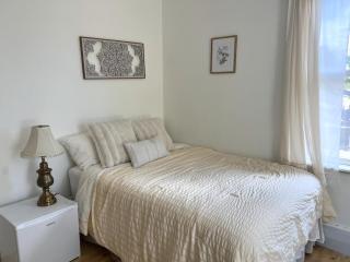Cozy Bedroom With Fireplace - Saugerties - 5