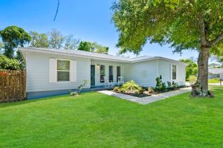 3BR Family Getaway Steps to Sand & Sun - 0
