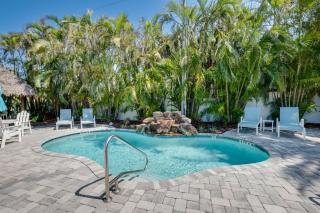 Steps to the Beach, Modern Beach Bungalow - Holmes Beach - 8