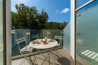 Clifftop Watch, River View and Balcony, 1 BR, Parking, Beach 10 min walk - 0