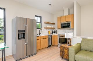Energetic Lakeview Loft - 2