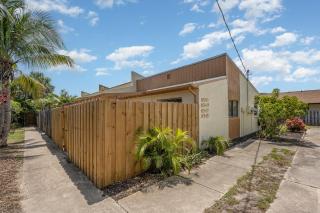 Beachside Bungalow- 2 minutes from the beach! - Cap Carnaveral - 7