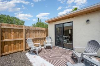 Beachside Bungalow- 2 minutes from the beach! - Cap Carnaveral - 6
