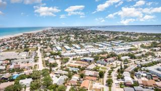 Beachside Bungalow- 2 minutes from the beach! - Cap Carnaveral - 3