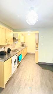 Sleeps 8 l 3 Bedroom l Last-minute Specials l New Property l Elegant House near City Center Sleeps 6 with Free Parking l By Zen Nights Short Lets & Serviced Accommodations - Leicester - 4