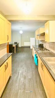 Sleeps 8 l 3 Bedroom l Last-minute Specials l New Property l Elegant House near City Center Sleeps 6 with Free Parking l By Zen Nights Short Lets & Serviced Accommodations - Leicester - 3