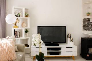 Beautiful 2 bedroom Apartment near Monte Casino - Sandton - 8