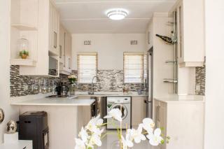 Beautiful 2 bedroom Apartment near Monte Casino - Sandton - 7