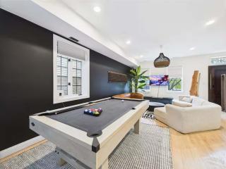 Spacious 4BR with Outdoor Oasis - Chicago - 8