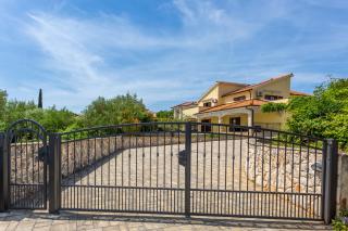 House Begonia Krk Villa with heated swimming pool - Žgaljić - 9