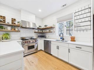 Spacious 4BR with Outdoor Oasis - Chicago - 1