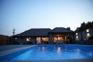 Masha Poolhouse - 0