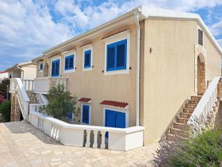 Apartment Frani 2 (Pag, Croatia, 2+2, free parking) - 0