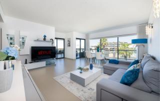 Beach 1Min! & Pool - Private Parking, AC & WiFi - 6