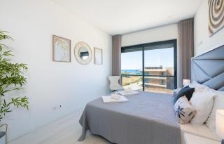Beach 1Min! & Pool - Private Parking, AC & WiFi - 1