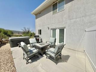 Entire Duplex near Zion with 2 hot tubs sleeps 9 - Glendale - 0