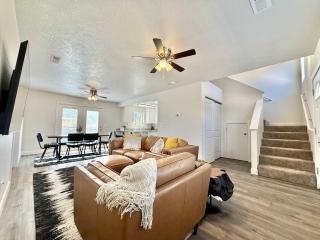 Entire Duplex near Zion with 2 hot tubs sleeps 9 - Glendale - 4