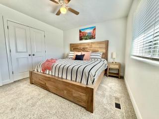 Entire Duplex near Zion with 2 hot tubs sleeps 9 - Glendale - 3