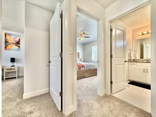 Entire Duplex near Zion with 2 hot tubs sleeps 9 - Glendale - 2