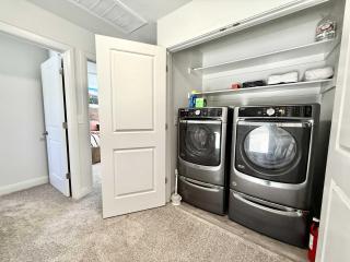 Entire Duplex near Zion with 2 hot tubs sleeps 9 - 1